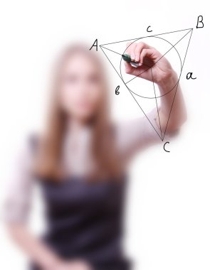 kadın geometrik şekiller çizer