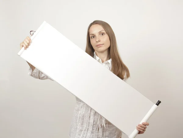 Mulher segurando pergaminho — Fotografia de Stock