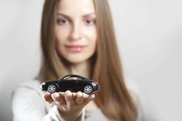 Frau mit kleinem Auto — Stockfoto