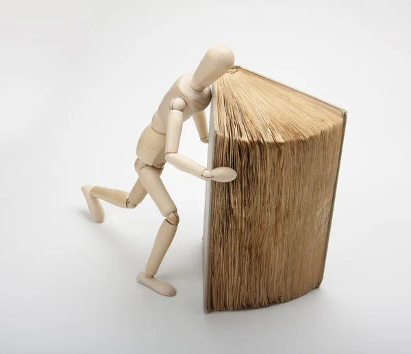 Hombre y libro de madera —  Fotos de Stock