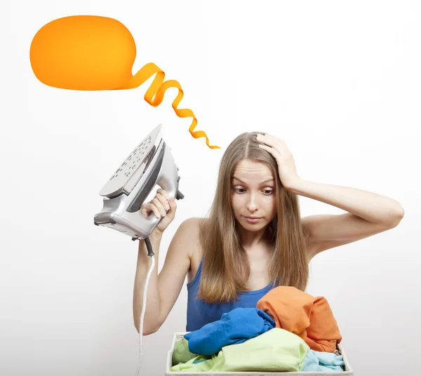 Mujer con lavandería y plancha — Foto de Stock