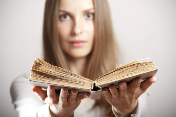 Mulher com livro — Fotografia de Stock