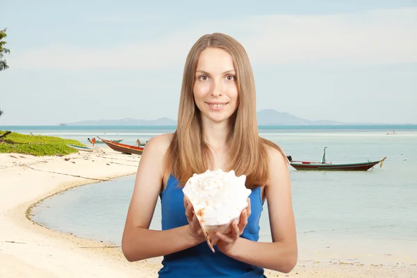 Mare e donna ascoltando conchiglia — Foto Stock