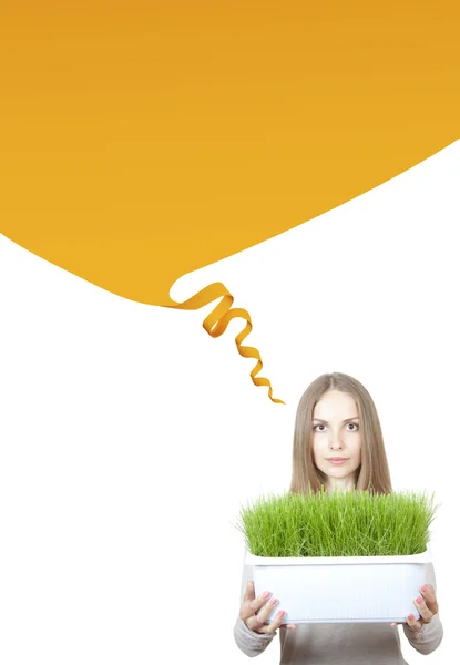 Jeune femme tenant le pot d'herbe verte — Photo