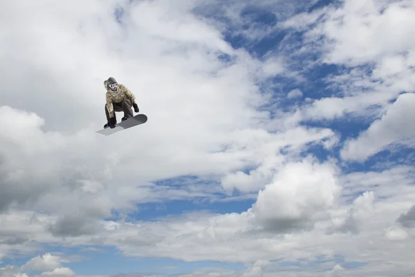 Repülő snowboardos a hegyekben — Stock Fotó