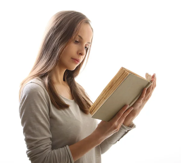 Жінка читає книгу, ізольована — стокове фото