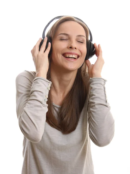 Mujer joven escuchando música con auriculares — Foto de Stock