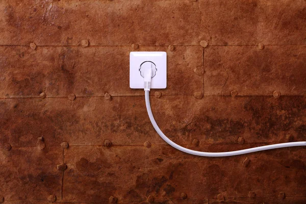 Toma de corriente eléctrica y alambre en pared de hierro —  Fotos de Stock