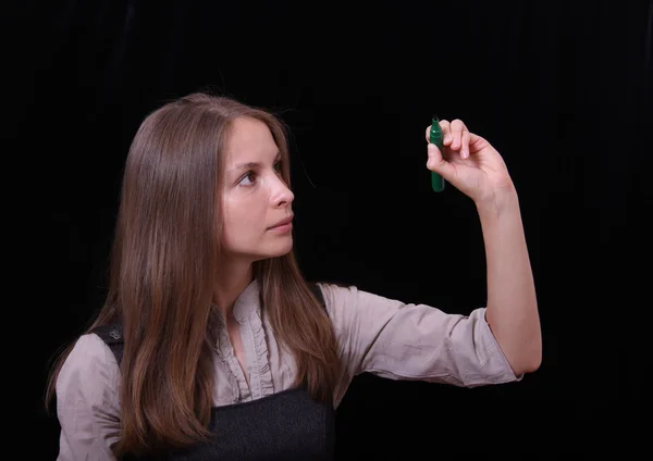 Jonge vrouw met pen — Stockfoto