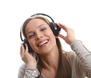 Kulaklıkla müzik dinleyen genç bir kadın.