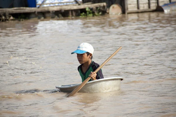 Kambodja - april 2005: Kambodja. Tonle underminerar laken. — Stockfoto