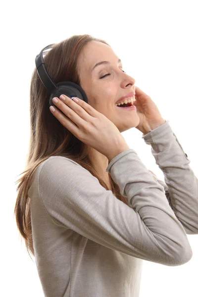 Jovem mulher ouvindo música com fones de ouvido — Fotografia de Stock