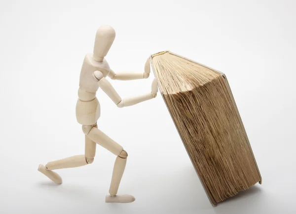 Hombre y libro de madera — Foto de Stock