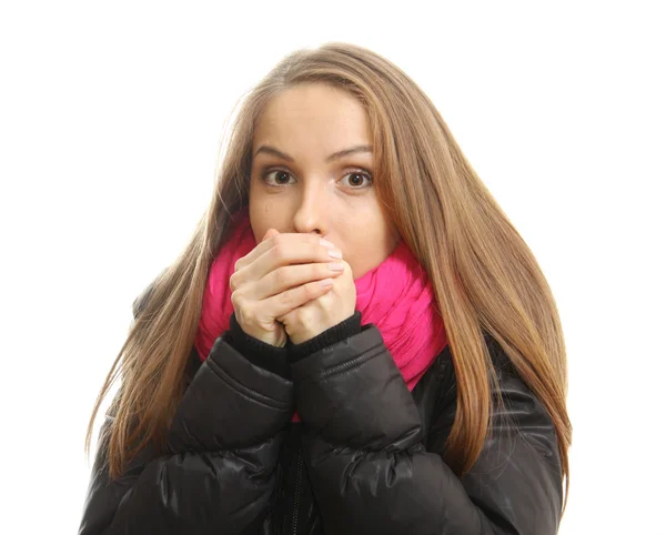 Jonge vrouw in de winter probeert te warmen haar handen — Stockfoto