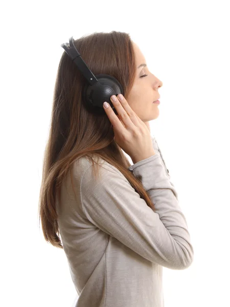 Νεαρή γυναίκα ακούει μουσική με ακουστικά — Φωτογραφία Αρχείου