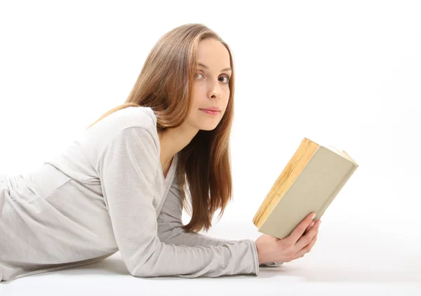 Liegen meisje met een boek — Stockfoto