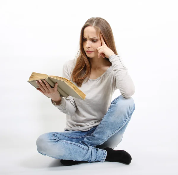 Mulher lendo um livro, isolado — Fotografia de Stock