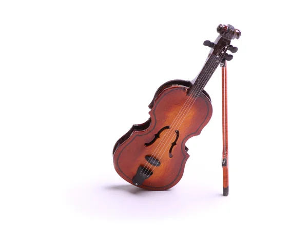 Игрушечная скрипка, изолированная на белом — стоковое фото