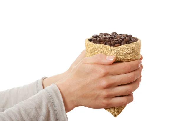 Malý sáček zrnkové kávy v ženských rukou — Stock fotografie