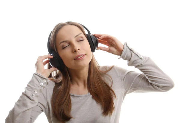 Fiatal nő zenét hallgat fejhallgatóval — Stock Fotó