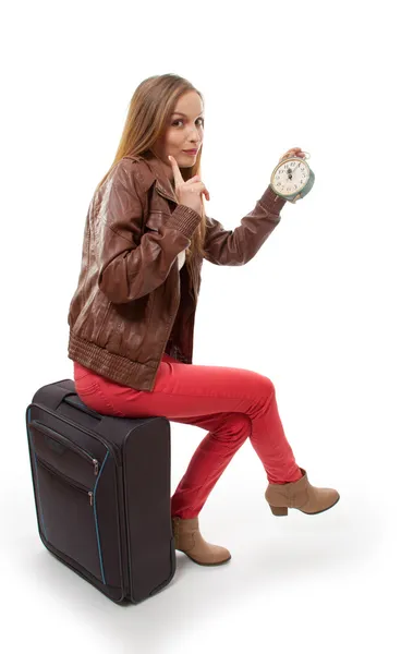 Fille assise sur une valise avec horloge, retard de vol — Photo