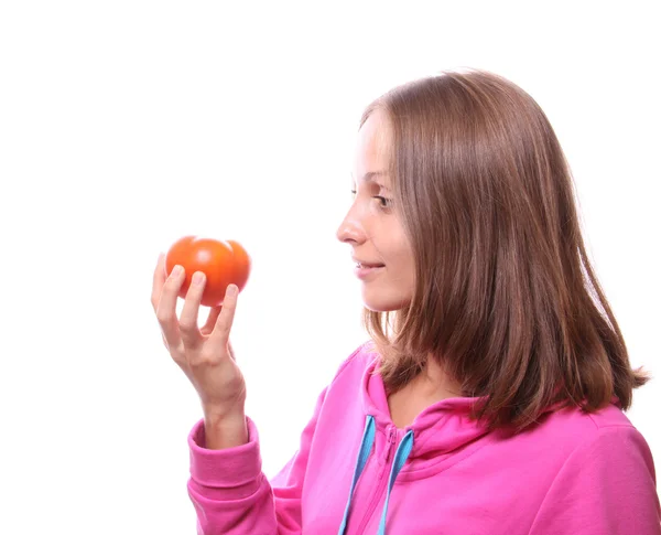 Mulher comendo um tomate, isolado — Fotografia de Stock