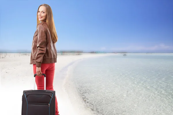 Femme avec une valise sur la plage — Photo