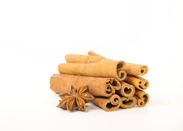 Cinnamon and star anise, isolated on white — Stock Photo, Image