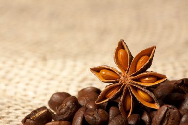 kahve ve anasonu üstünde çul ile boşaltmak