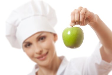 Yeşil elma ile gülümseyen kadın aşçı