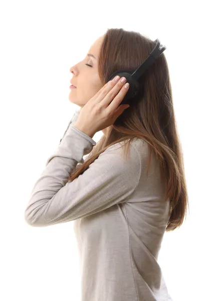 Kulaklıkla müzik dinleyen genç bir kadın. — Stok fotoğraf