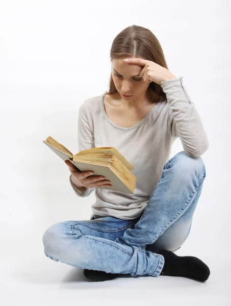 Junge Frau mit Buch — Stockfoto