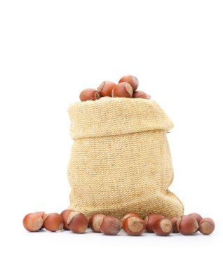 bir çuval bezi çanta beyaz zemin üzerine fındık