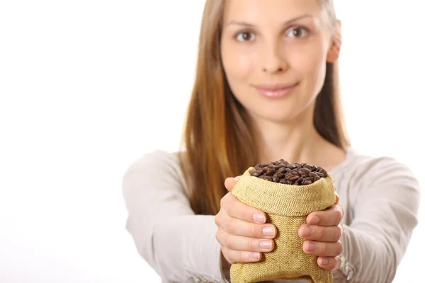Mulher segurando um pequeno saco de grãos de café — Fotografia de Stock