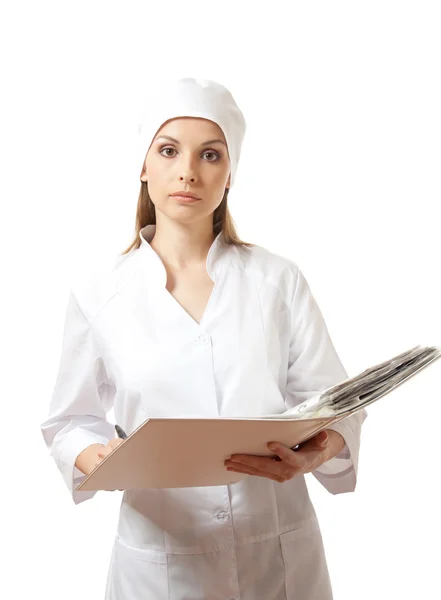 Giovane donna medico con cartella, isolato su bianco — Foto Stock