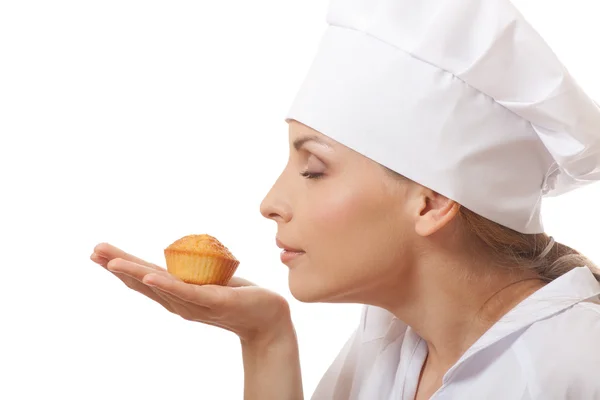 Kobieta kucharz gospodarstwa ciasto — Zdjęcie stockowe