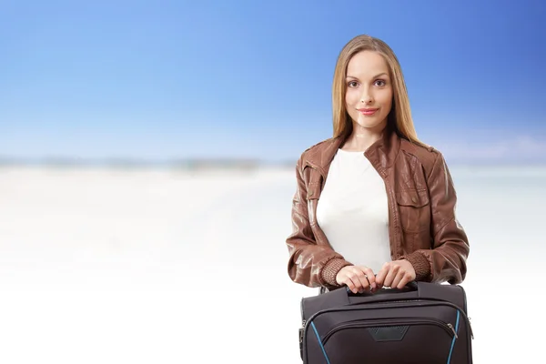 Femme avec une valise sur la plage — Photo