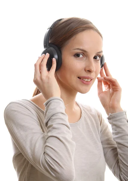 Jovem mulher ouvindo música com fones de ouvido — Fotografia de Stock