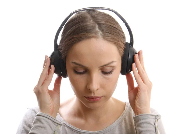 Jeune femme écoutant de la musique avec écouteurs — Photo
