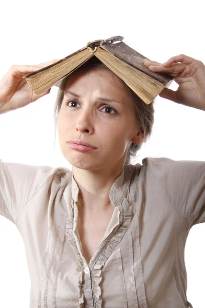 Ragazza con un libro sulla testa — Foto Stock