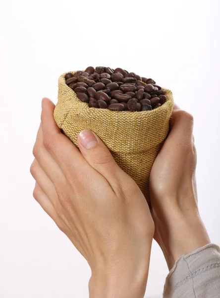 Malý sáček zrnkové kávy v ženských rukou — Stock fotografie