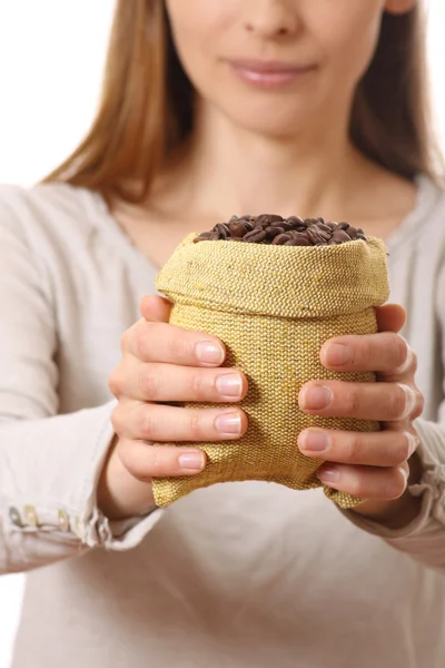 Mulher segurando um pequeno saco de grãos de café — Fotografia de Stock