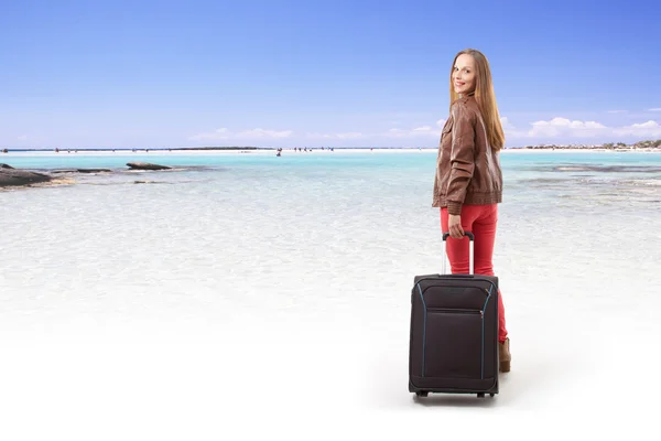 Woman with a suitcase on the beach — Stock Photo, Image