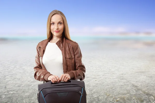 浜辺のスーツケースを持つ女性 — ストック写真