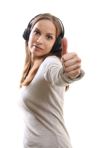 Jovem mulher ouvindo música com fones de ouvido — Fotografia de Stock