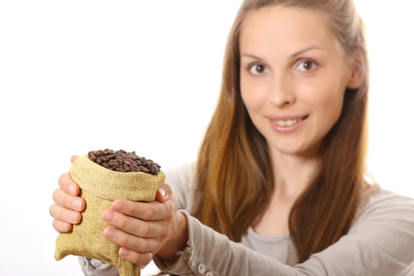 Vrouw die een kleine tas van koffie bonen — Stockfoto