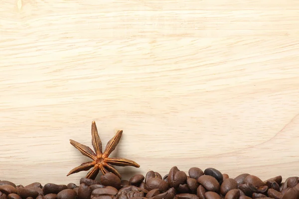 Granos de café en la superficie de madera —  Fotos de Stock