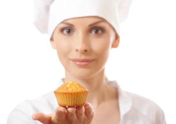 Mulher cozinhar segurando bolo — Fotografia de Stock