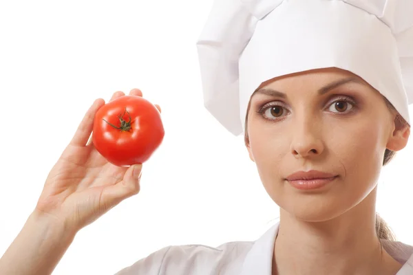 Donna sorridente cuoco con pomodoro rosso — Foto Stock