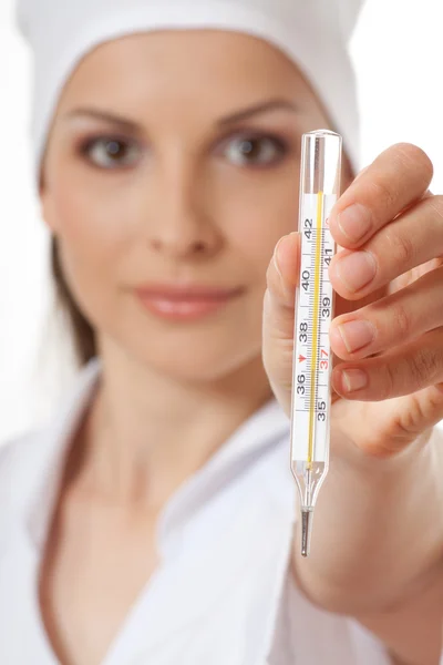 Médico enfermera sosteniendo termómetro, aislado — Foto de Stock